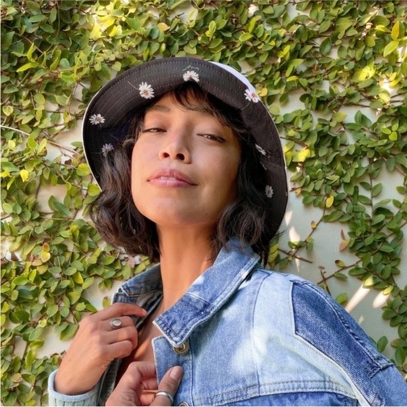 Alice + Olivia by Stacey Bendet Reversible Daisy Flower Bucket Hat Casual - Picture 11 of 11